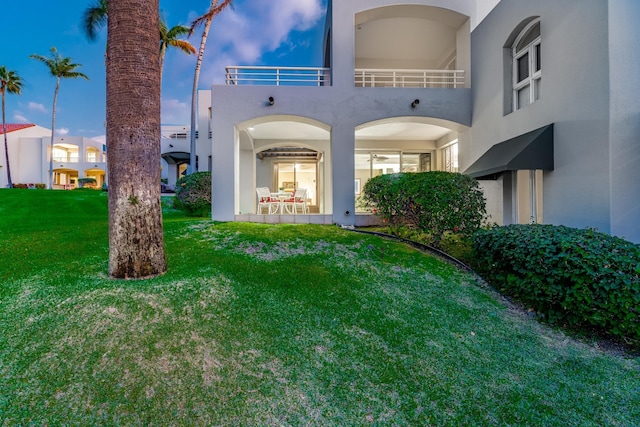 3200 Wailea Alanui Dr Unit 1505, Kihei, HI 96753 - back of house featuring stucco siding, a yard, and a balcony