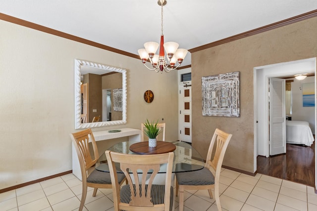 dining room featuring light hardwood / wood-style floors, ornamental molding, and an inviting chandelier