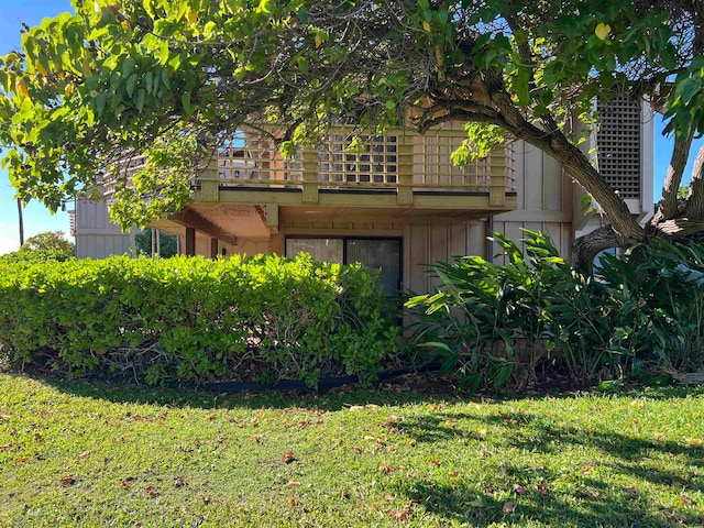 view of side of property featuring a yard