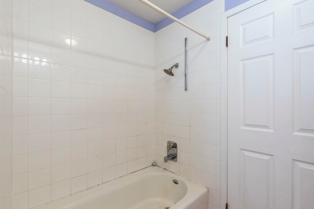 bathroom with tiled shower / bath combo