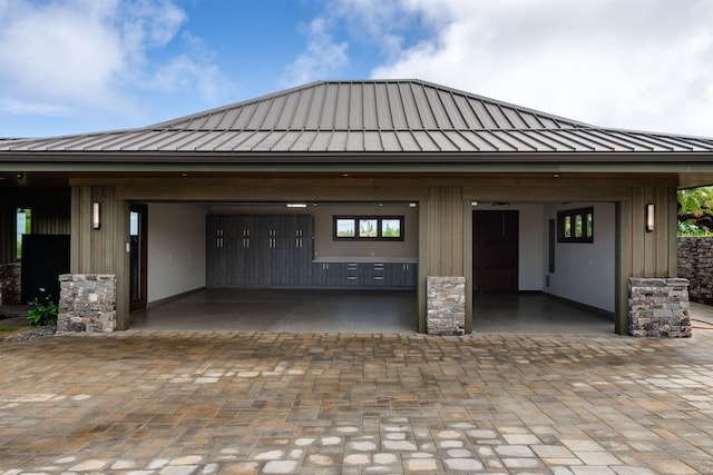210 Naio Pl, Lahaina, HI 96761 - garage with decorative driveway