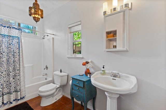 568 Hana Hwy Unit B, Paia, HI 96779 - full bath featuring toilet, shower / bath combo with shower curtain, baseboards, and tile patterned flooring
