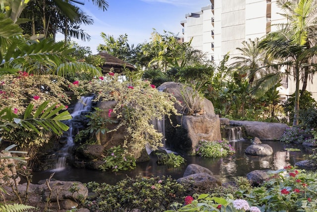 view of yard featuring a garden pond