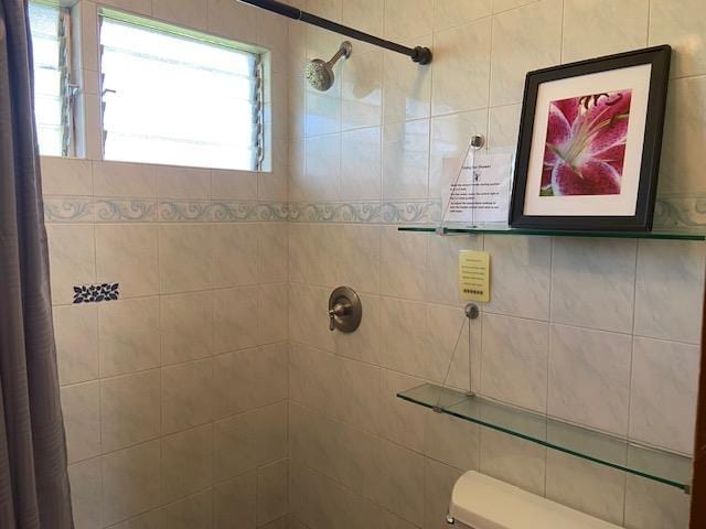 bathroom featuring tiled shower