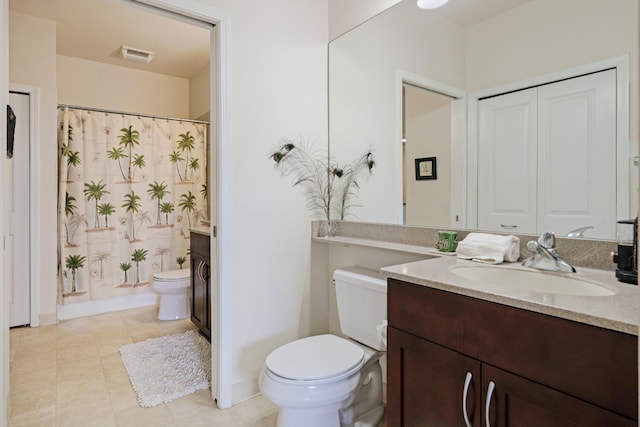 full bath featuring tile patterned flooring, vanity, toilet, a shower with curtain, and visible vents