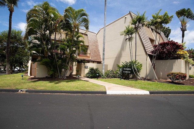 view of front facade with a front yard