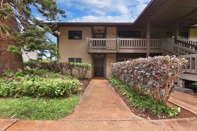 view of front of home featuring a balcony