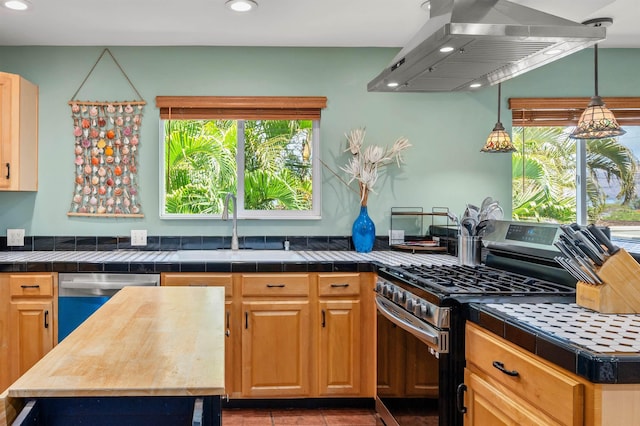 473 Kalalau Pl, Kihei, HI 96753 - kitchen featuring stainless steel appliances, wall chimney range hood, recessed lighting, a sink, and tile countertops