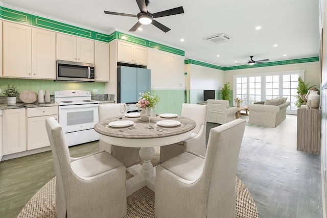 dining space featuring crown molding, ceiling fan, and light wood-type flooring