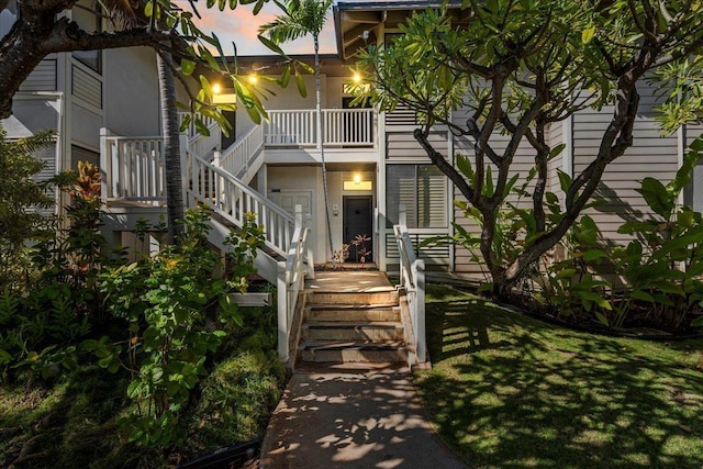 view of front facade featuring a front lawn