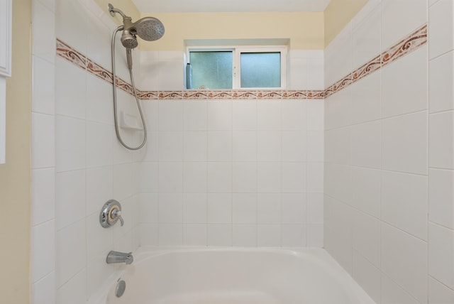 bathroom with tiled shower / bath