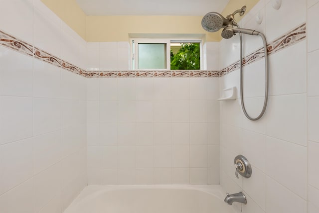 bathroom with tiled shower / bath combo