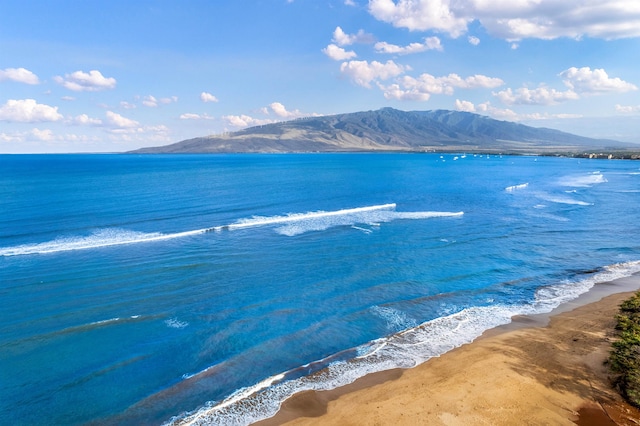 water view with a mountain view