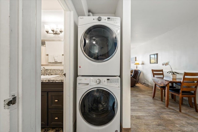 2387 S Kihei Rd Unit C108, Kihei, HI 96753 - laundry room featuring stacked washer and clothes dryer, baseboards, and a chandelier