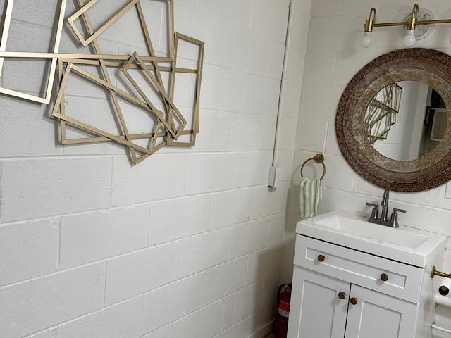 471 Liholiho St Unit 25, Wailuku, HI 96793 - bathroom with vanity