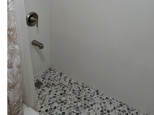 471 Liholiho St Unit 25, Wailuku, HI 96793 - bathroom view of a shower with shower curtain