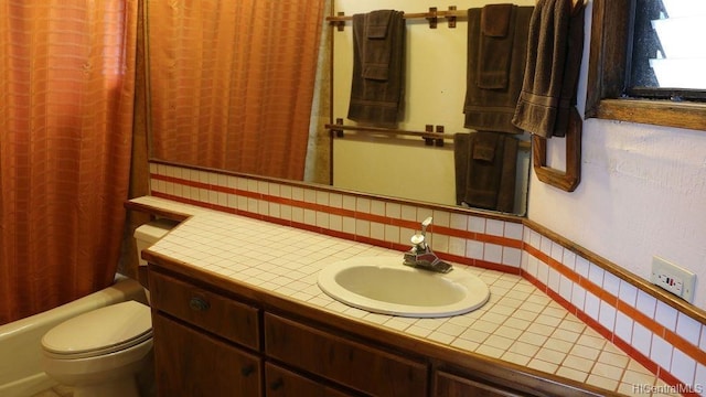 full bathroom featuring toilet, vanity, and shower / tub combo with curtain