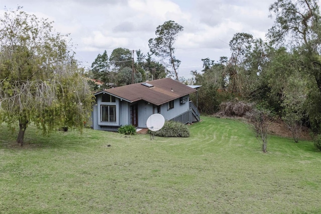view of front of property featuring a front lawn