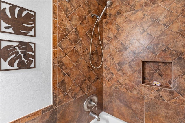 details featuring tiled shower / bath combo