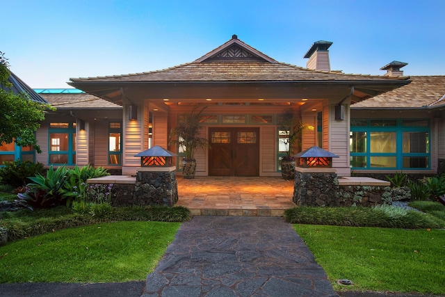 view of front of house featuring a lawn