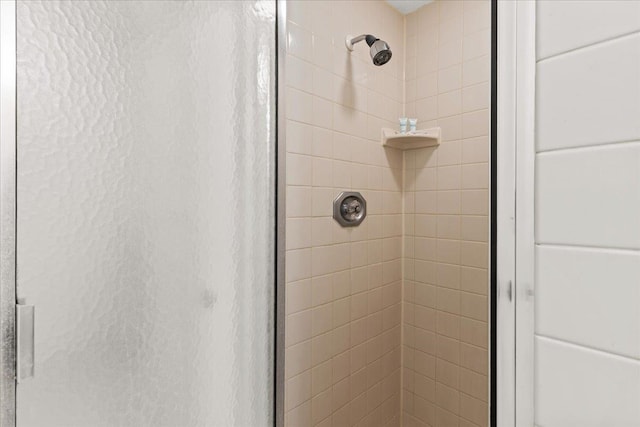 bathroom featuring tiled shower