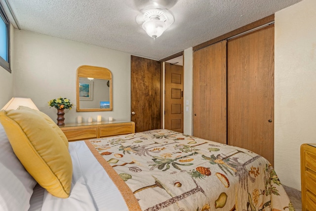 bedroom featuring a textured ceiling and a closet