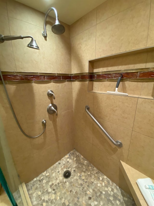 bathroom featuring a tile shower