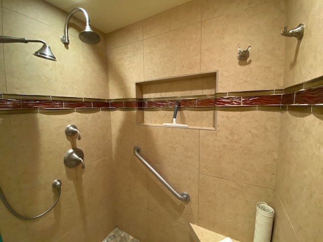 bathroom featuring a tile shower