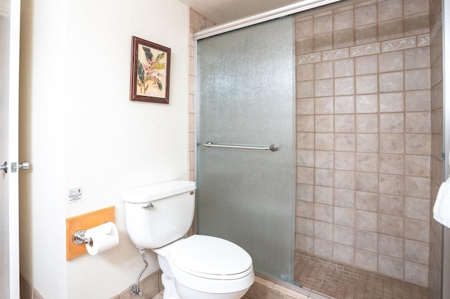 bathroom featuring toilet and tiled shower