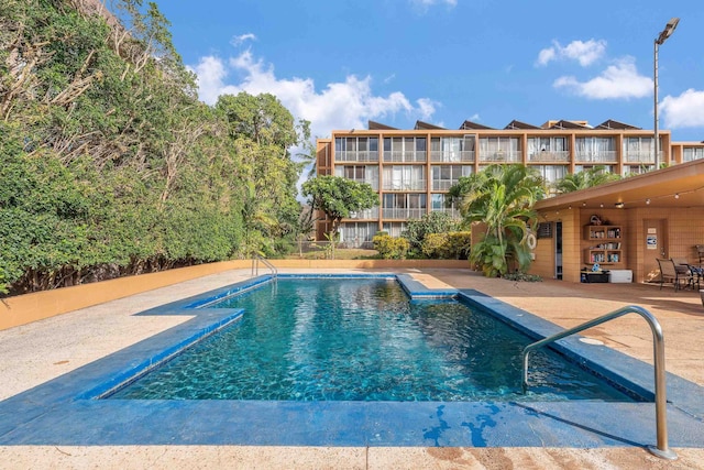 3660 Lower Honoapiilani Rd Unit 306, Lahaina, HI 96761 - community pool with a patio