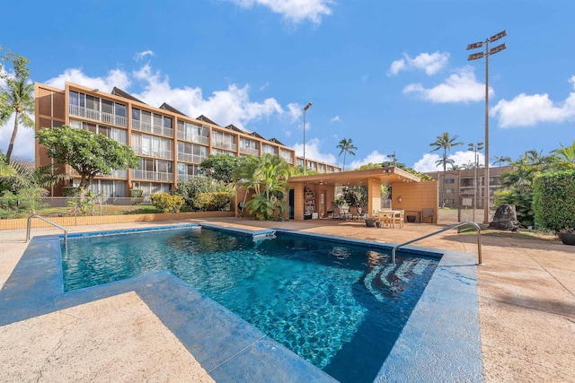 3660 Lower Honoapiilani Rd Unit 306, Lahaina, HI 96761 - community pool with a patio and fence
