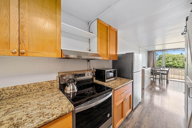 3660 Lower Honoapiilani Rd Unit 306, Lahaina, HI 96761 - kitchen featuring electric range, open shelves, freestanding refrigerator, dark wood finished floors, and under cabinet range hood