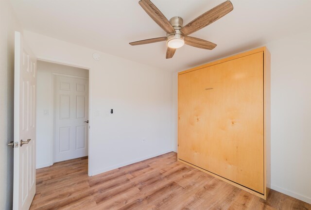 160 Keonekai Rd Unit 9-102, Kihei, HI 96753 - unfurnished bedroom featuring ceiling fan, a closet, and light wood-type flooring