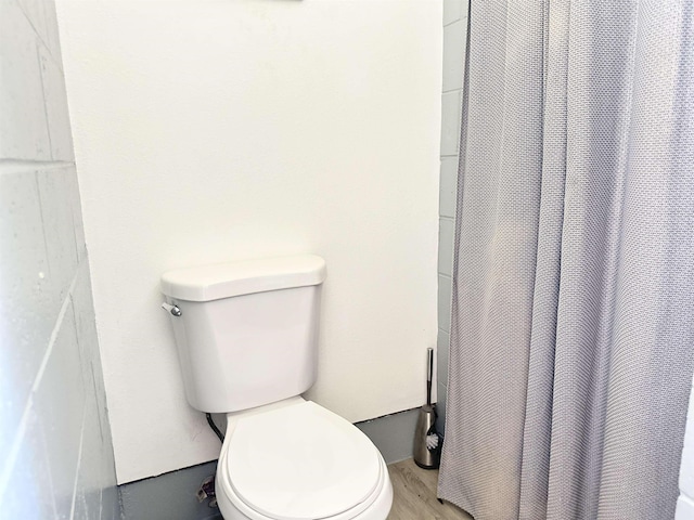 550 Kailana St, Wailuku, HI 96793 - full bath with toilet, wood finished floors, and a shower with curtain