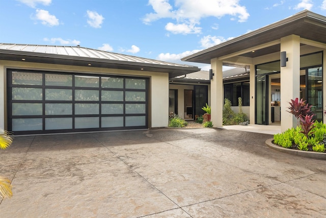 view of front facade featuring a garage