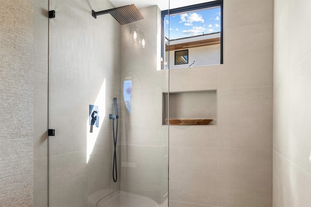 bathroom featuring tiled shower