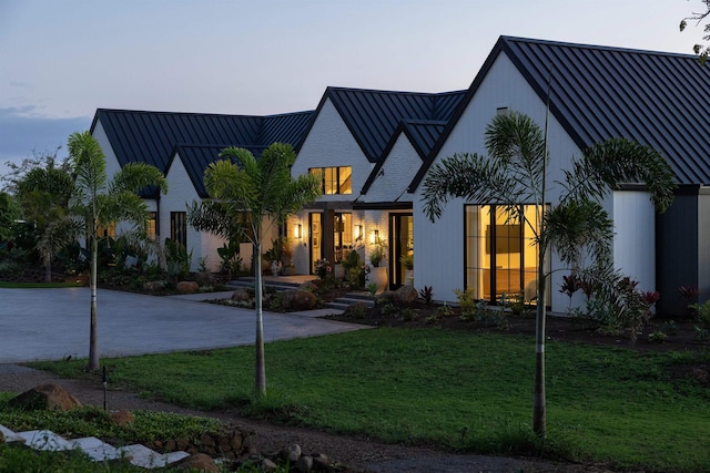 view of front of home featuring a lawn