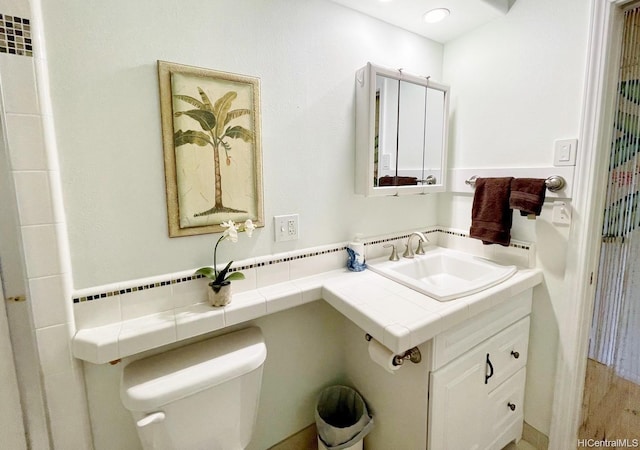 7146 Kamehameha V Hwy Unit 207C, Kaunakakai, HI 96748 - bathroom with toilet, vanity, tile walls, and recessed lighting