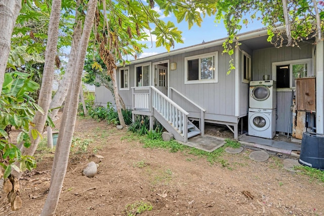 view of front of home featuring washer / dryer