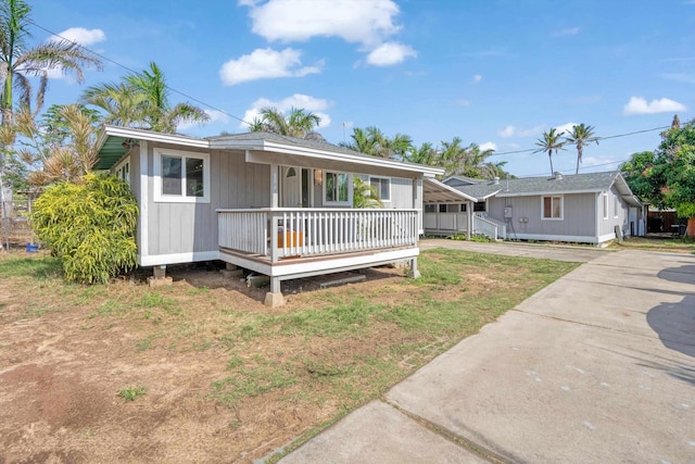 view of front of property with covered porch and a front lawn