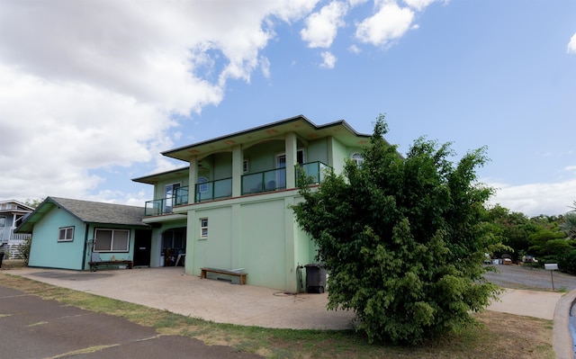 view of front of house with a balcony