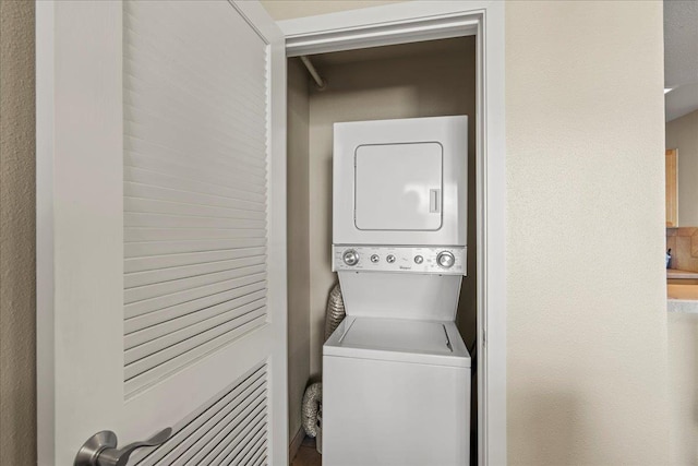 4327 Lower Honoapiilani Rd Unit 802, Lahaina, HI 96761 - laundry area featuring stacked washer and clothes dryer