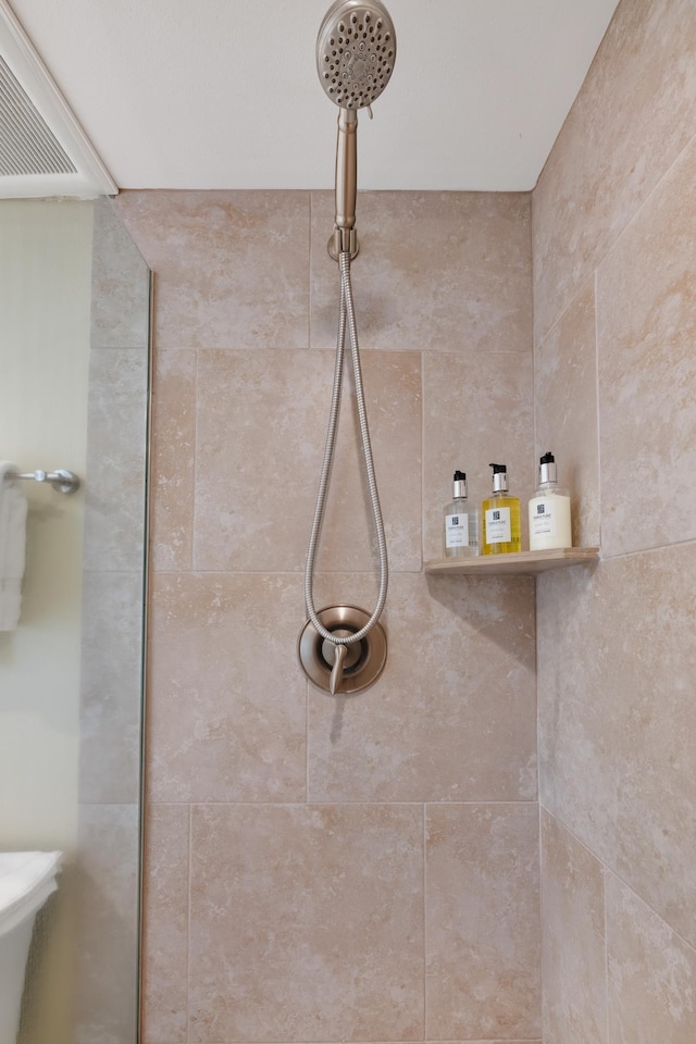bathroom featuring tiled shower