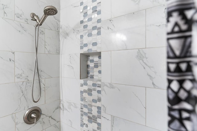 full bath featuring tiled shower