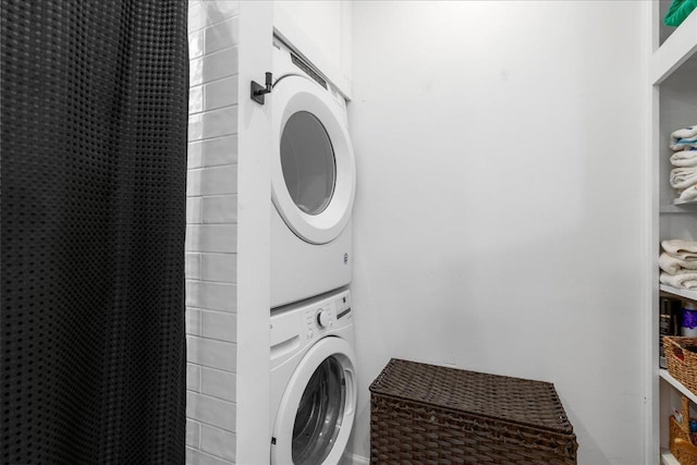 4435 Lower Honoapiilani Rd Unit 142, Lahaina, HI 96761 - laundry room featuring stacked washer and clothes dryer