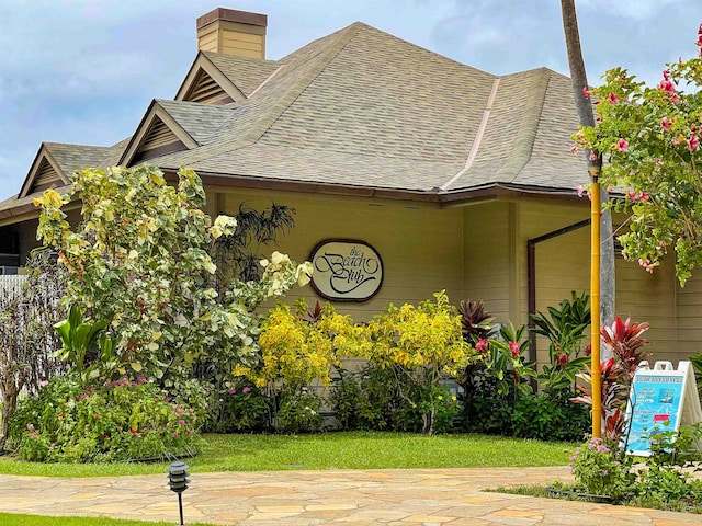 view of front of home with a front lawn