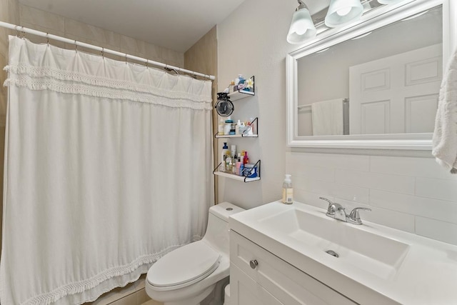 full bathroom featuring vanity, decorative backsplash, toilet, and a shower with curtain