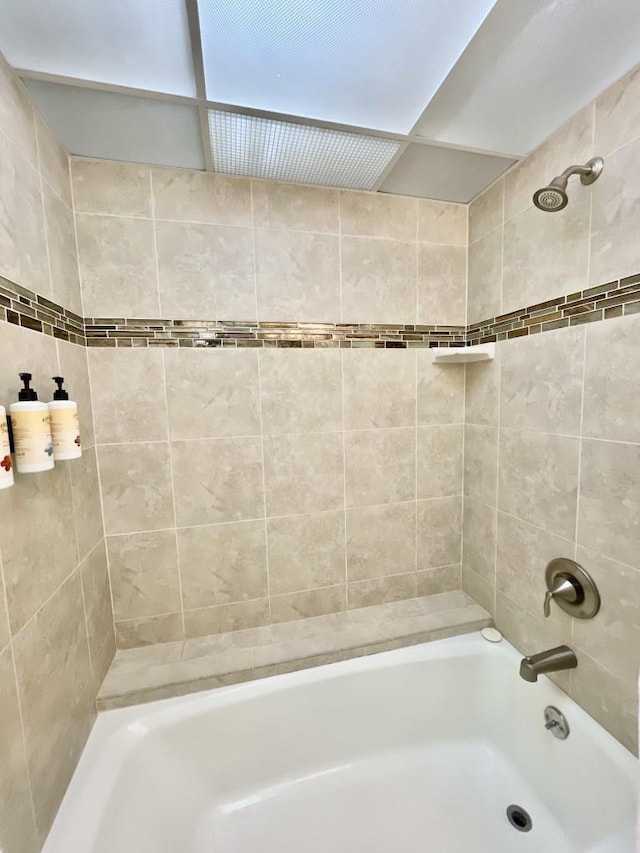 bathroom with tiled shower / bath combo