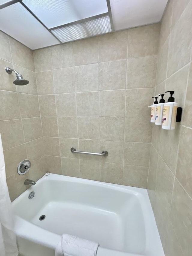 bathroom with tiled shower / bath