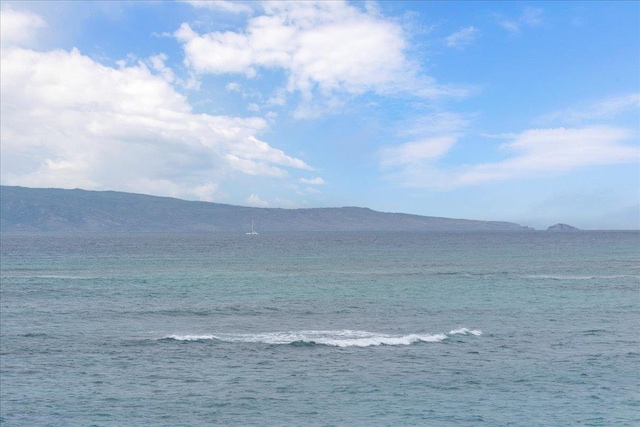 water view with a mountain view